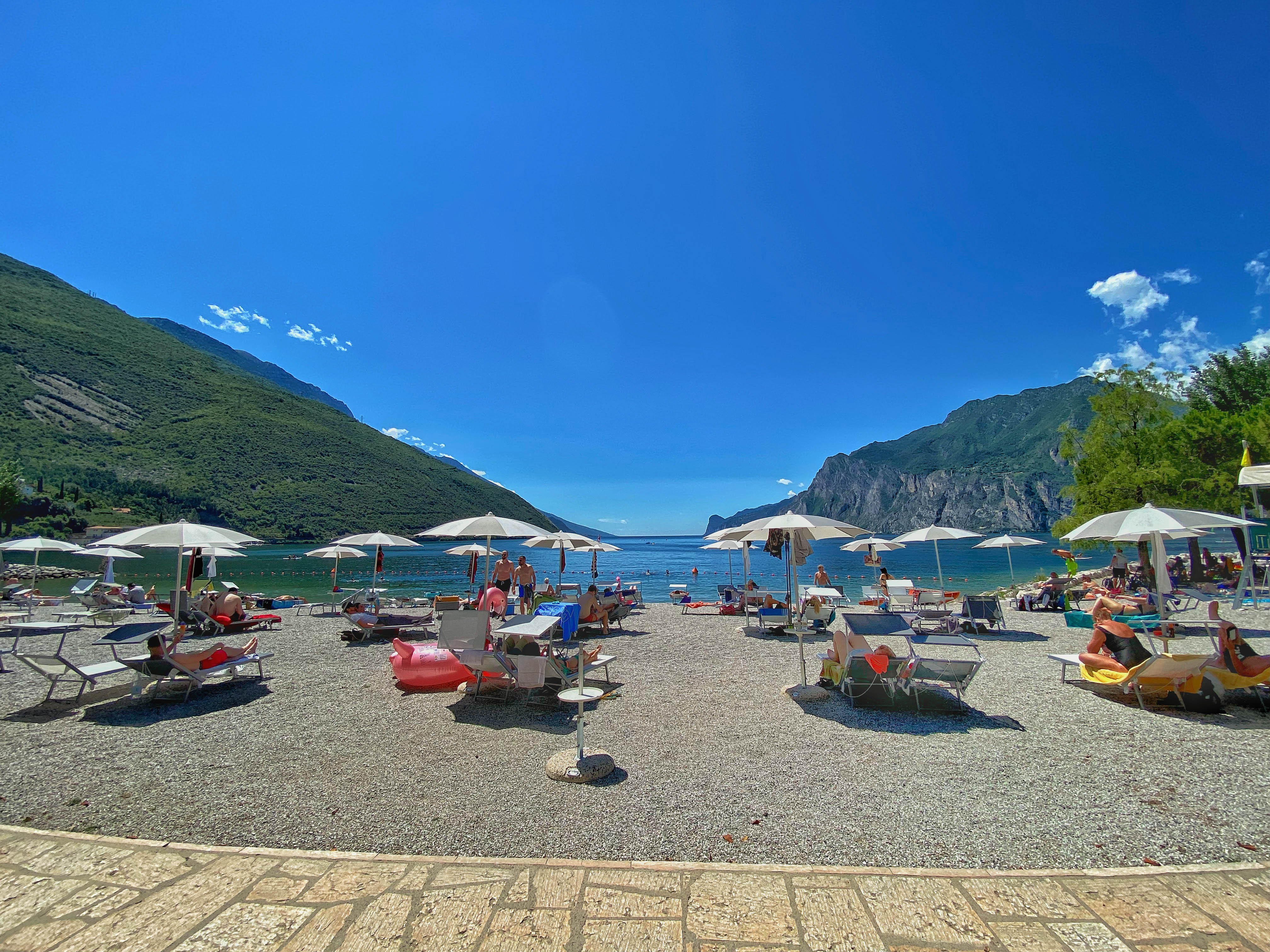 The most beautiful beaches on Lake Garda: a paradise for families and sports enthusiasts