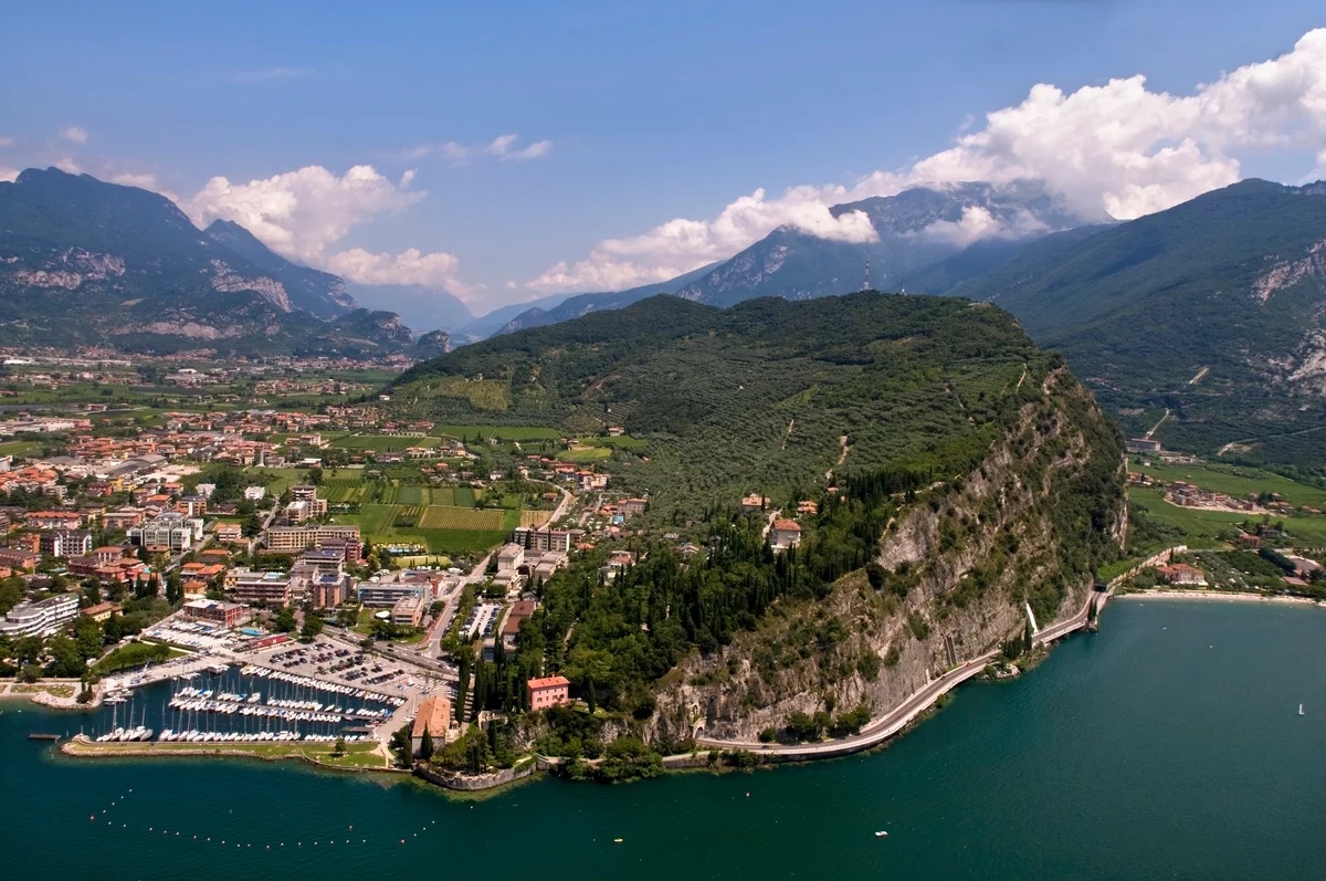 MOUNT BRIONE PATH: BETWEEN HISTORY AND NATURE, GAZING UPON LAKE GARDA